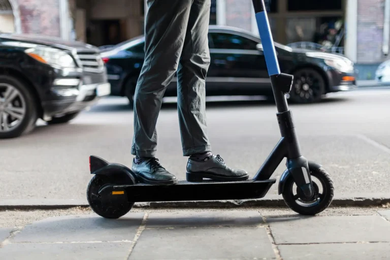 Wie entstehen Brände bei elektrischen Scootern und E-Bikes und wie oft kommen diese Brände vor?
