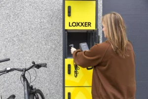 E-bikebatterijen veilig opgeborgen in een LOXXER-batterijkast