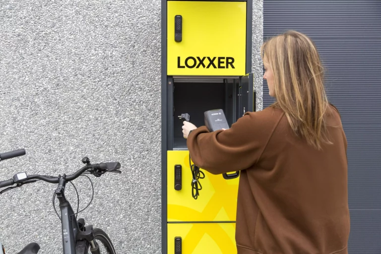 Zijn e-bike stond geparkeerd. Even later brandde het tuinhuis, de woning en die van de buren