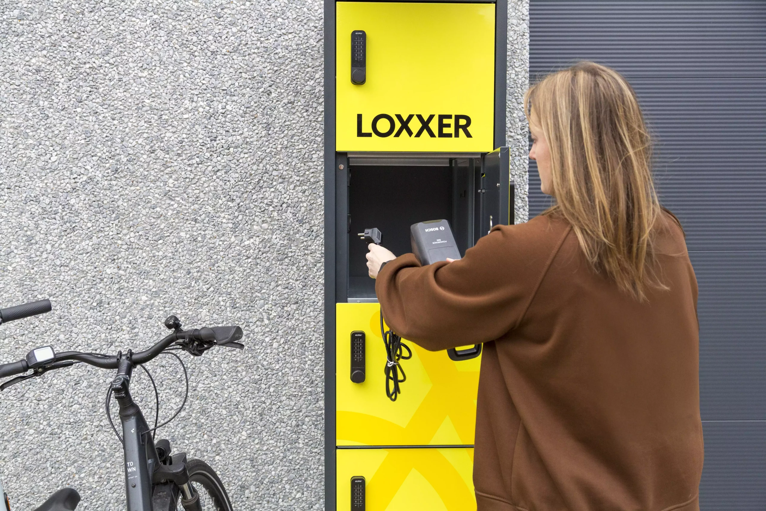 E-bikebatterijen veilig opgeborgen in een LOXXER-batterijkast